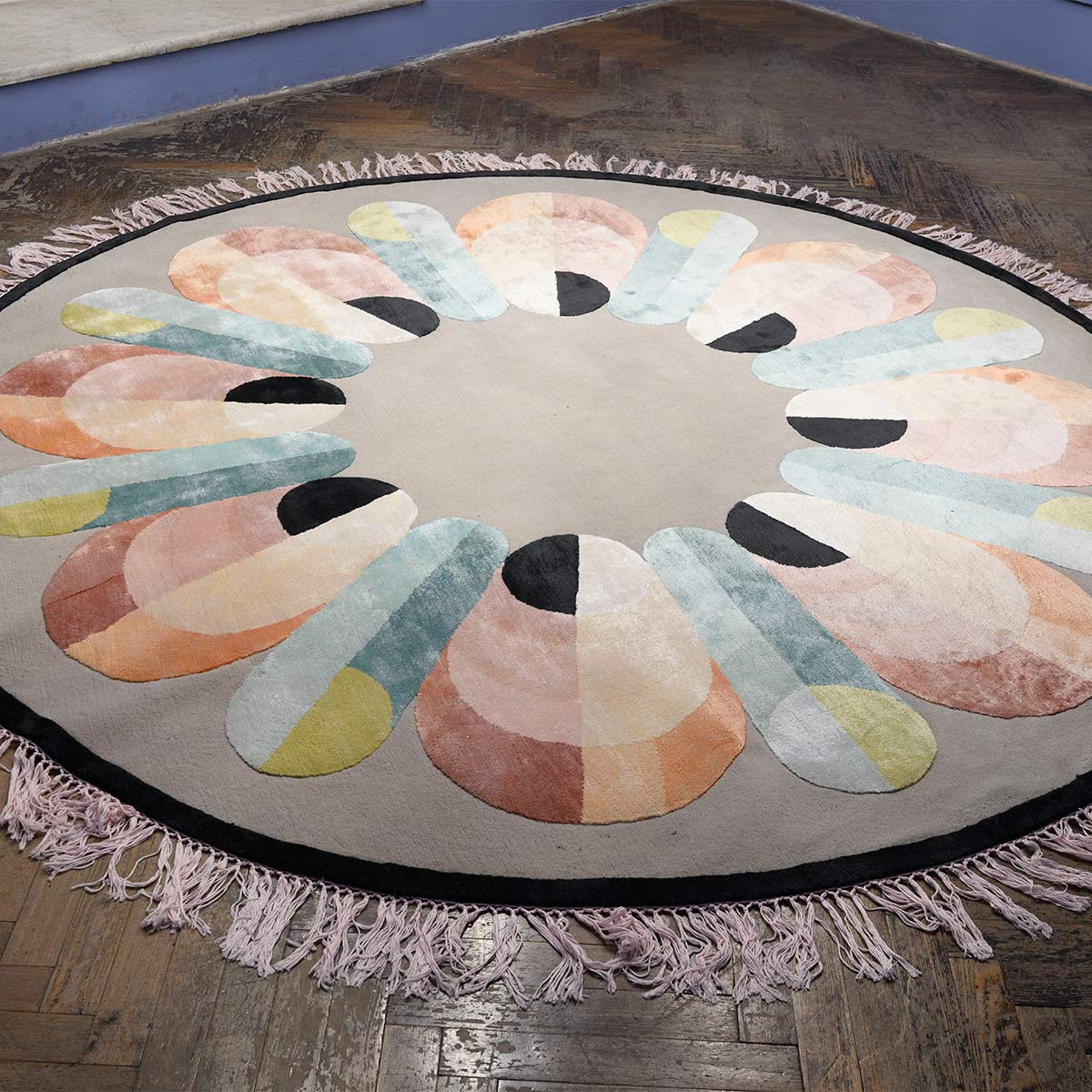 https://www.etoffe.com/394228/laki-round-rug-by-serena-confalonieri-illulian.jpg