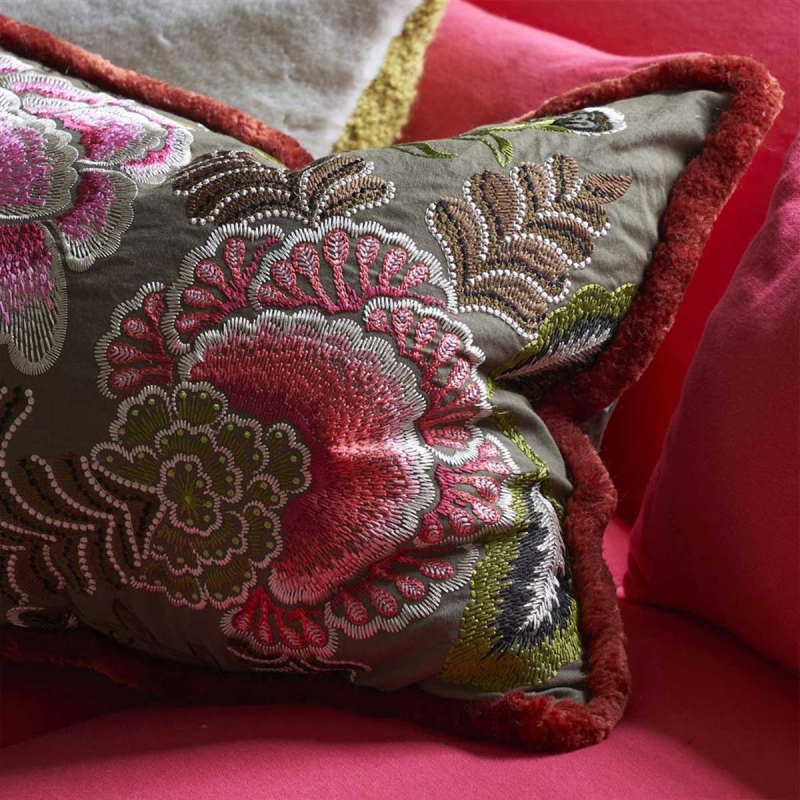 Cuscino ricamato con rosa damascena Designers Guild