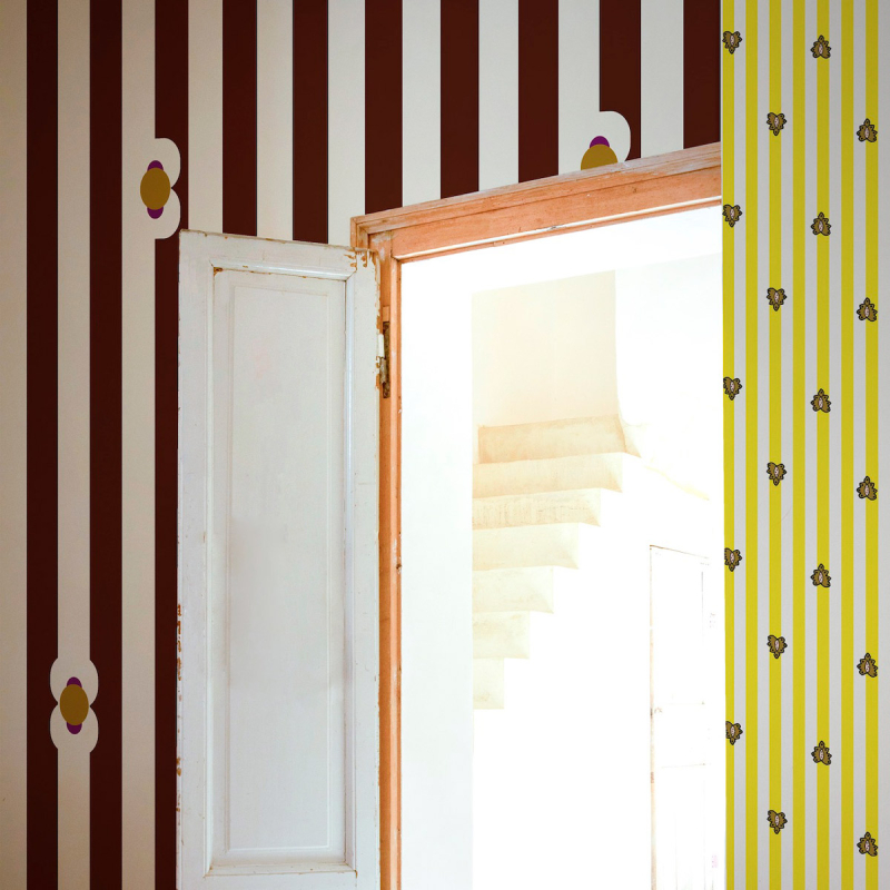 Carta da parati effetto legno. Righe colorful stripes wood style design.