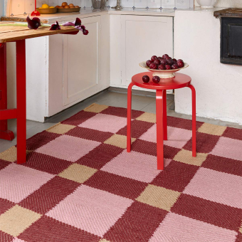 Plum Punch rug by Evelina Kroon